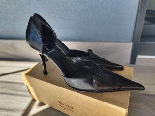 Zapatos de tacón negros con puntera