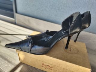 Zapatos de tacón negros con puntera