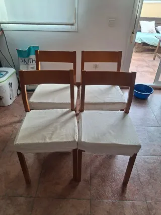 Conjunto de 4 sillas de madera maciza y tela