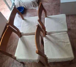 Conjunto de 4 sillas de madera maciza y tela
