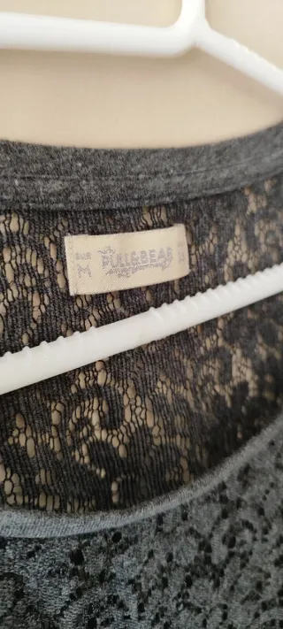 Camiseta gris de manga larga con encaje