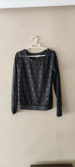 Camiseta gris de manga larga con encaje