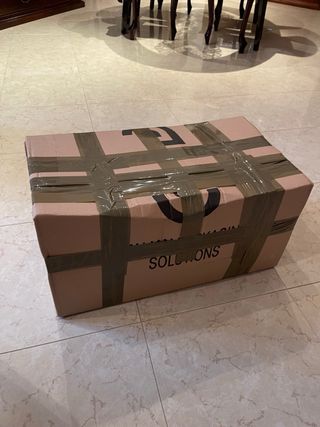 Cartone con abbigliamento misto