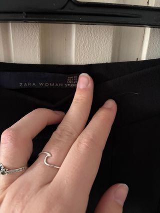 Pantalón negro ajustado campana