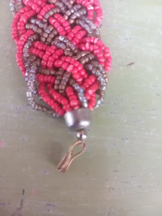 Pulsera tejida con cuentas rojas y doradas
