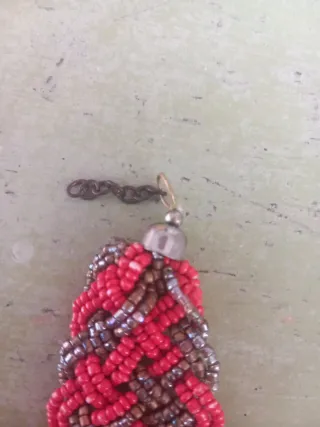 Pulsera tejida con cuentas rojas y doradas