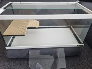 Terrario o tortuguera con rampa