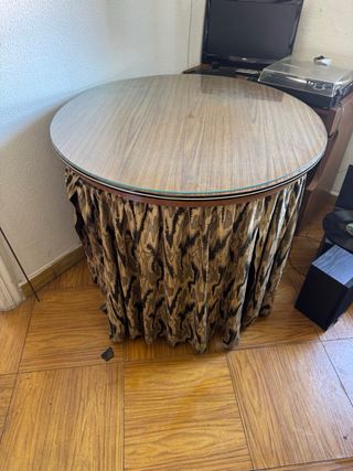 Mesa redonda con mantel estampado