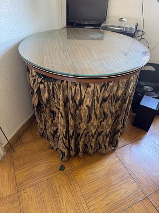 Mesa redonda con mantel estampado
