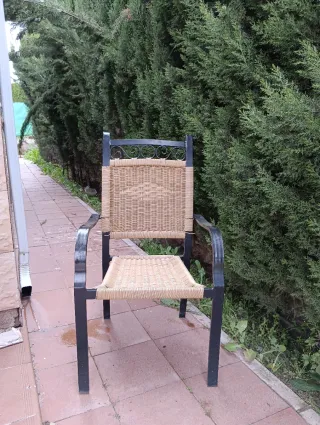 Silla de jardín de metal y mimbre