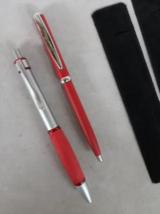 Set de 2 bolígrafos de metal en estuche x 4€
