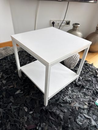 Mesa auxiliar cuadrada blanca