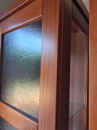 Mueble bajo y 2 vitrinas de madera