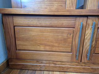 Mueble bajo y 2 vitrinas de madera