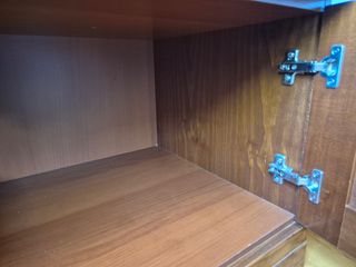 Mueble bajo y 2 vitrinas de madera