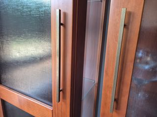 Mueble bajo y 2 vitrinas de madera