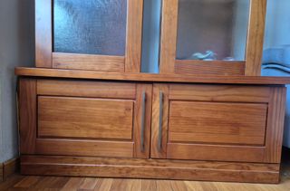 Mueble bajo y 2 vitrinas de madera