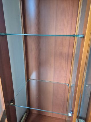 Mueble bajo y 2 vitrinas de madera