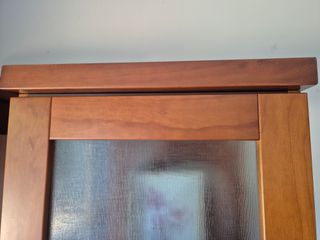 Mueble bajo y 2 vitrinas de madera