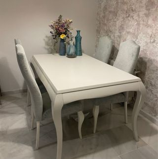 Mesa de comedor y 4 sillas