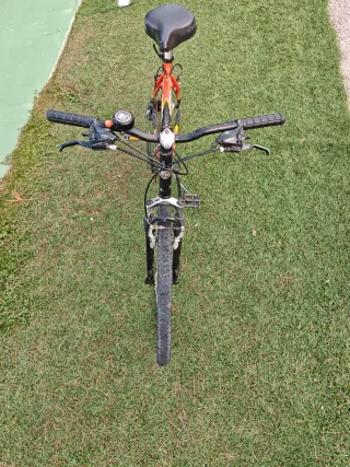 Bicicleta de montaña BH roja