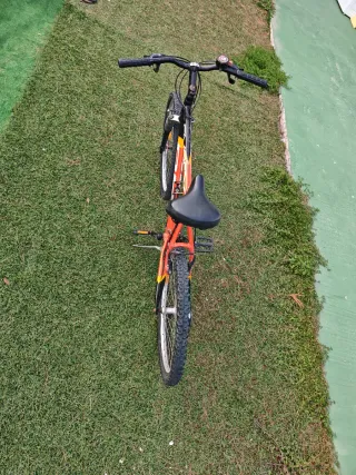 Bicicleta de montaña BH roja