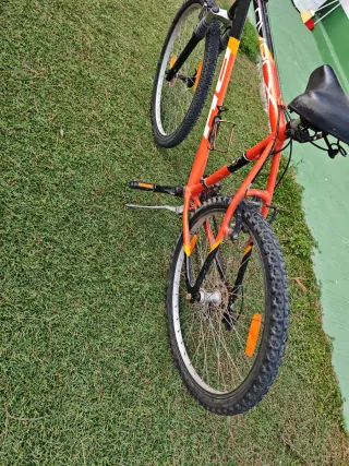 Bicicleta de montaña BH roja