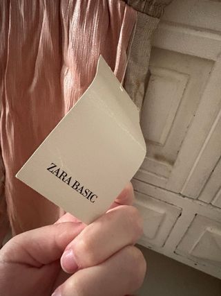 Pantalón rosa luminoso con detalles dorados