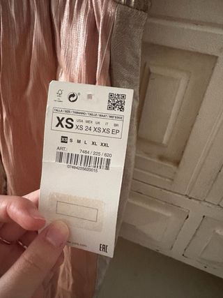 Pantalón rosa luminoso con detalles dorados