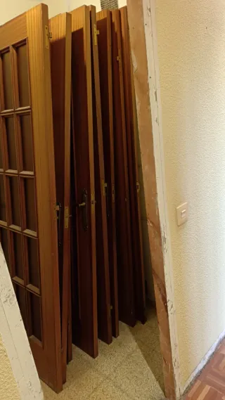 Puertas de madera con cristal y rodapié de madera