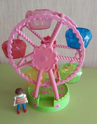 Noria de juguete rosa y verde