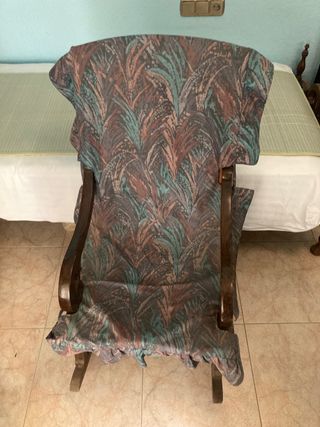 Mecedora de madera con tapicería estampada