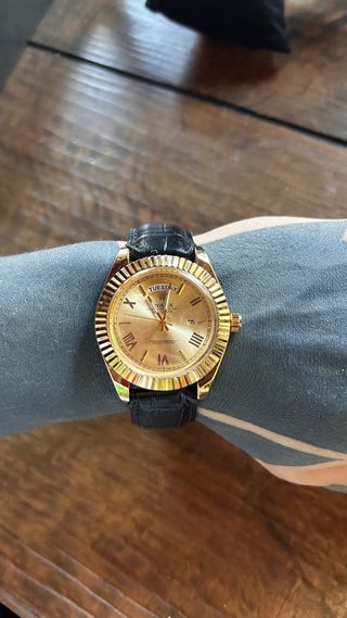 Orologio di lusso iconico cinturino in pelle nero