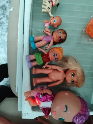 Lote de muñecas y figura de perro