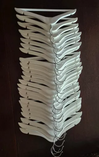 Perchas Infantiles Blancas (Madera y Metal)