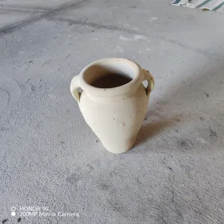 Jarrón de cerámica beige con asas