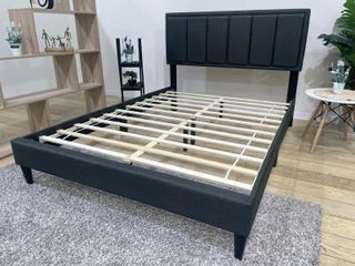 Cama moderna con cabecero acolchado, resistente