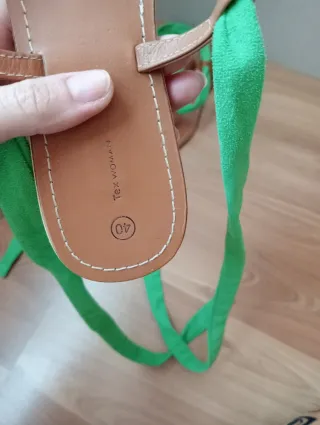 Sandalias planas de cuero con tiras de tela