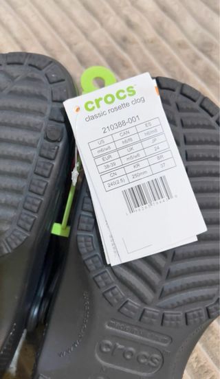 Zuecos Crocs negros con flores