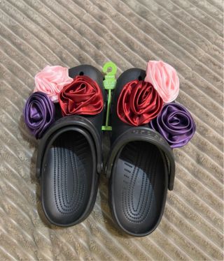 Zuecos Crocs negros con flores