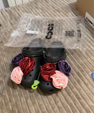 Zuecos Crocs negros con flores