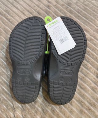 Zuecos Crocs negros con flores
