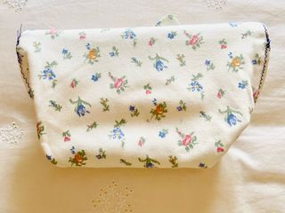 PRECIOSO NECESER FLORAL CON LAZO AZUL