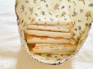 PRECIOSO NECESER FLORAL CON LAZO AZUL