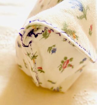 PRECIOSO NECESER FLORAL CON LAZO AZUL