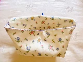 PRECIOSO NECESER FLORAL CON LAZO AZUL