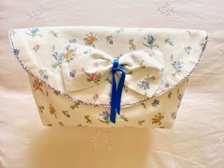 PRECIOSO NECESER FLORAL CON LAZO AZUL