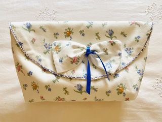 PRECIOSO NECESER FLORAL CON LAZO AZUL