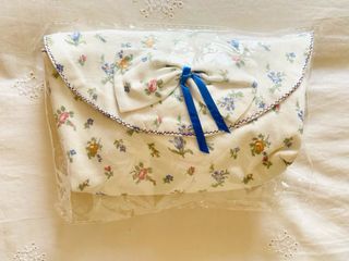 PRECIOSO NECESER FLORAL CON LAZO AZUL