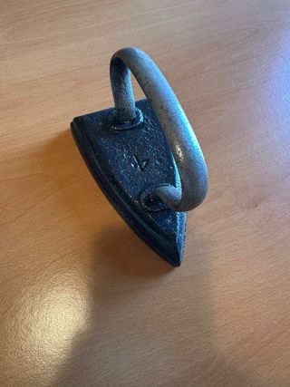 Ferro da stiro antico in ghisa